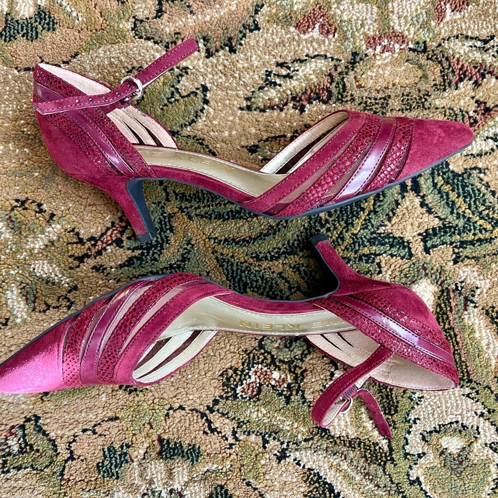 Anne Klein ankle strap heels Cranberry faux suede 7.5